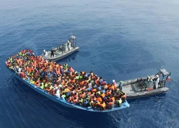 À la Une: des dizaines de bateaux transportant des migrants accostent aux Canaries