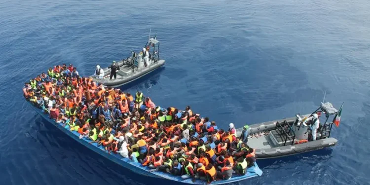 À la Une: des dizaines de bateaux transportant des migrants accostent aux Canaries