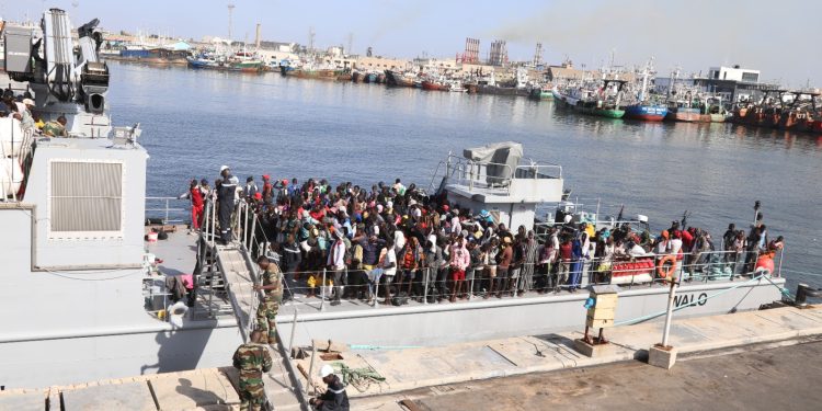 Immigration irrégulière: La Marine nationale intercepte deux pirogues en mer avec 348 migrants clandestins…