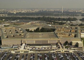 Pentagone: plusieurs missiles et drones lancés par les Houthis, abattus en mer Rouge par l’USS Carney