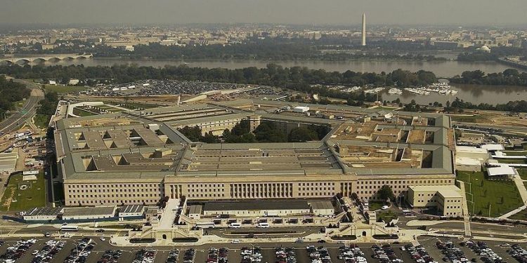 Pentagone: plusieurs missiles et drones lancés par les Houthis, abattus en mer Rouge par l’USS Carney