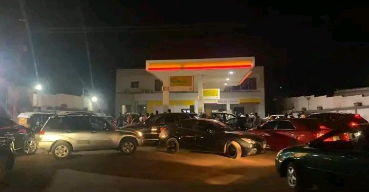 Fermeture des stations-services à Conakry suite à l’incendie à Kaloum : le litre d’essence entre 25000 et 30.000 francs guinéens