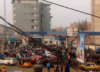 Reprise de la vente d’essence en Guinée : des interminables files d’attente dans les stations-service 