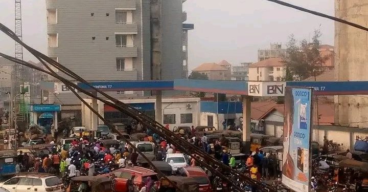 Reprise de la vente d’essence en Guinée : des interminables files d’attente dans les stations-service