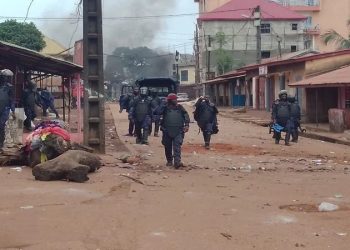 Conakry : des jeunes en colère dans la rue 
