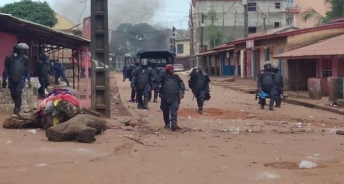 Conakry : des jeunes en colère dans la rue