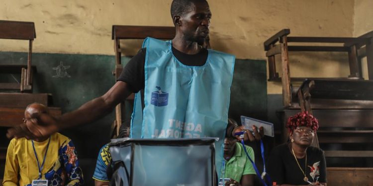 Après une journée chaotique, les élections prolongées en RDC
