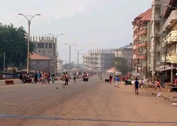 Guinée : des jeunes dans la rue à Conakry contre le manque de carburant