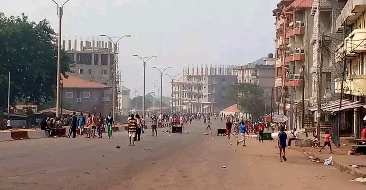Guinée : des jeunes dans la rue à Conakry contre le manque de carburant