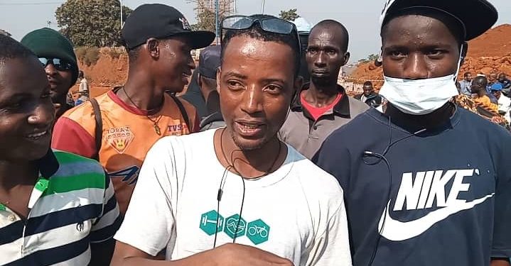 Guinée : à la rencontre des motards ayant passé plus de 24 h dans une station-service