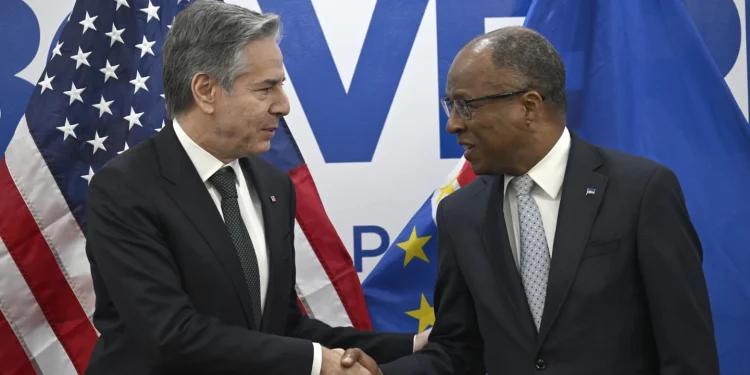 Titre : Antony Blinken en Afrique pour maintenir l’influence des Etats-Unis