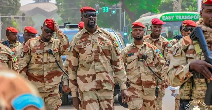 Guinée : le général Doumbouya rétablit l’internet