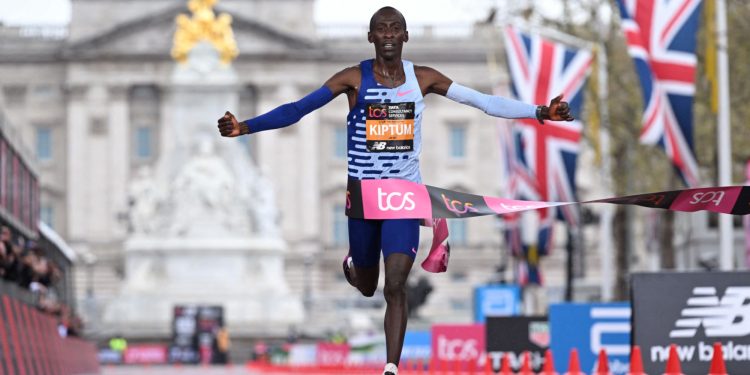 Tragédie au Kenya : Kelvin Kiptum, recordman du monde de Marathon, disparaît dans un accident mortel