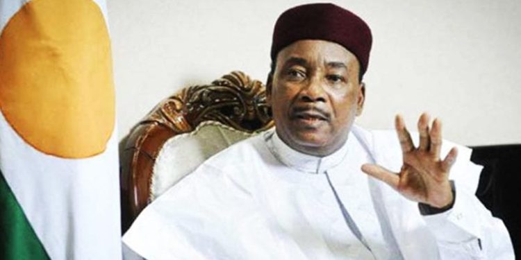 Niger : l’ex-président Mahamadou Issoufou a quitté le pays