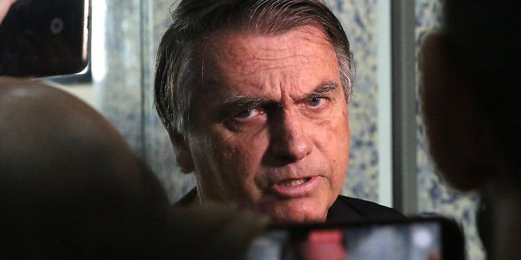 Brésil : l’ex-président Jair Bolsonaro interdit de quitter le pays
