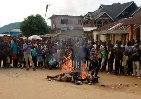 Deux femmes accusées de sorcellerie brûlées en public en RDC