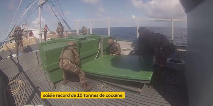 La Marine française saisit dix tonnes de cocaïne dans le golfe de Guinée