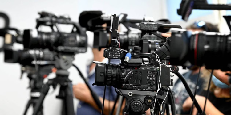 Plusieurs médias internationaux suspendus au Burkina
