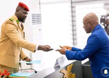 Les autorités de la transition guinéenne retirent la licence à quatre organes de presse