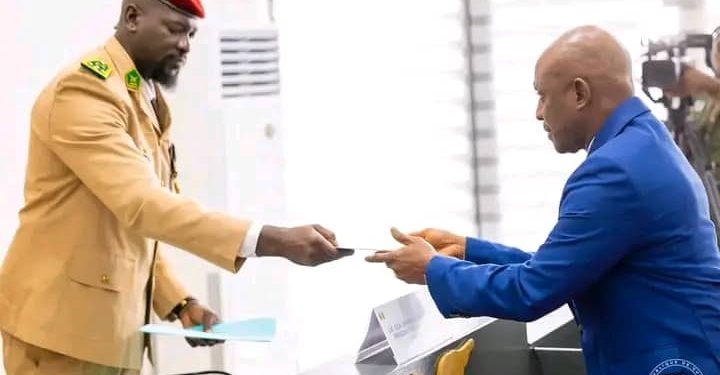 Les autorités de la transition guinéenne retirent la licence à quatre organes de presse