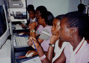 L’UNESCO alerte sur les effets néfastes des médias sociaux sur les filles