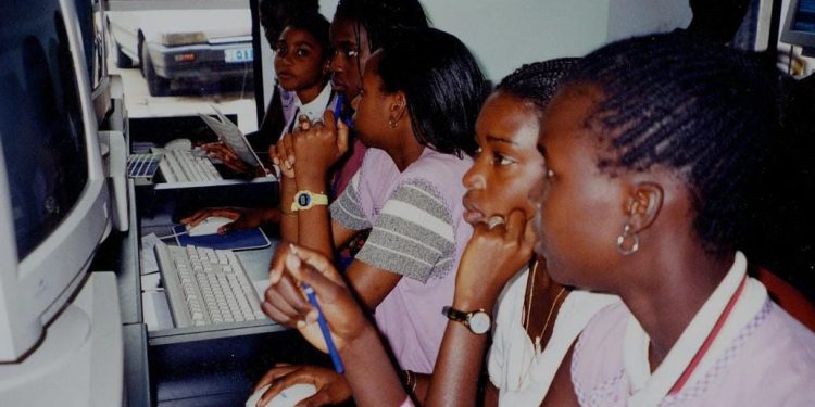 L’UNESCO alerte sur les effets néfastes des médias sociaux sur les filles