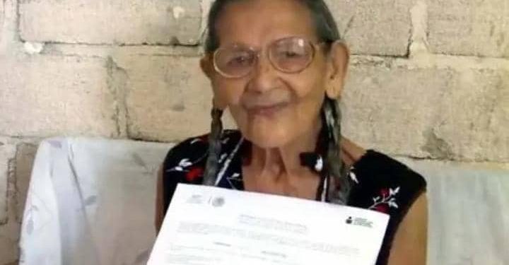 Mexique : à presque 100 ans, une vieille reprend le chemin de l’école