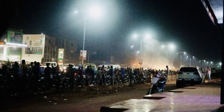 Crise de carburant au Mali : des files d’attente interminables pour une goutte d’essence