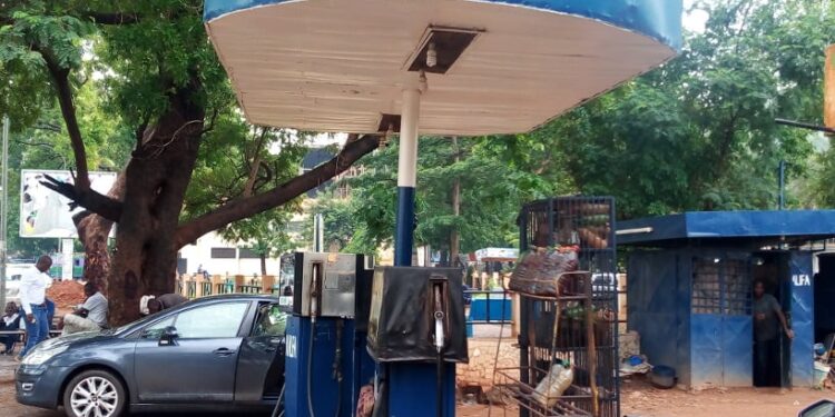 Mali : tensions dans les stations-service, restrictions sur la couverture médiatique