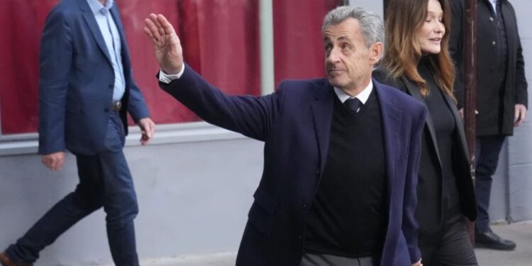France : Sarkozy entame l’exécution de sa peine de prison