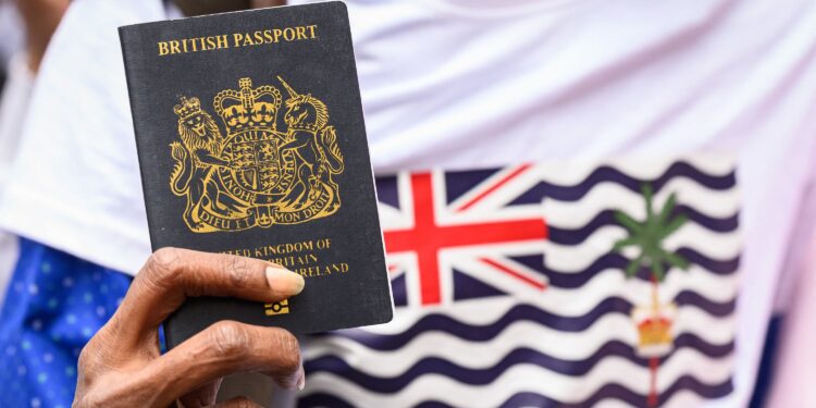 Royaume-Uni : le gouvernement travailliste durcit l’accès à la résidence permanente