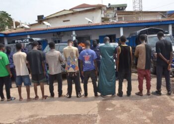 Vol à l’arraché : coup de filet de la police à Conakry, dix individus présentés !