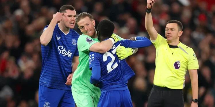 Scène surréaliste à Old Trafford : Carton rouge pour Gana Gueye, qui s’en prend physiquement à son coéquipier !