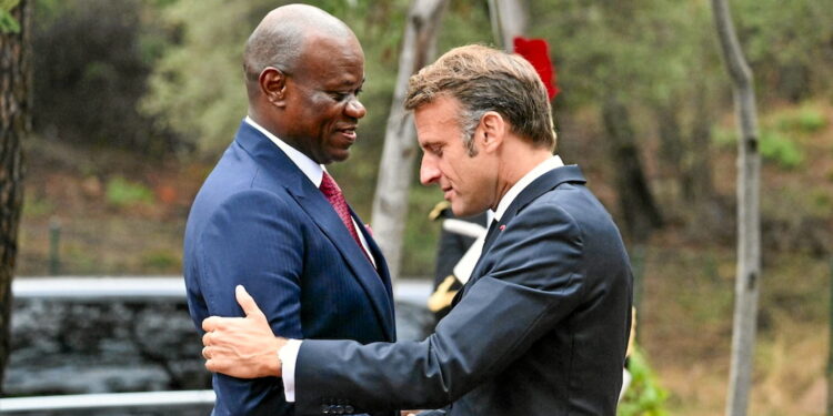 Diplomatie : Macron au Gabon pour la première fois depuis le changement de régime