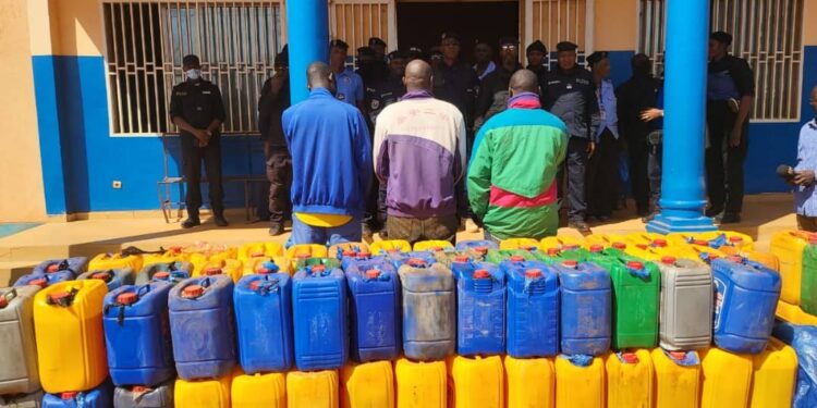 Trafic de carburant au Mali : coup de filet à Mandiana, 124 bidons d’essence interceptés