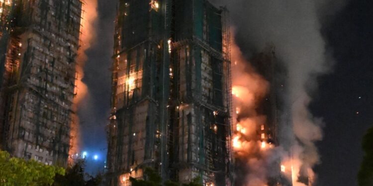 Hong Kong : un incendie meurtrier ravage un complexe résidentiel et fait au moins 44 morts