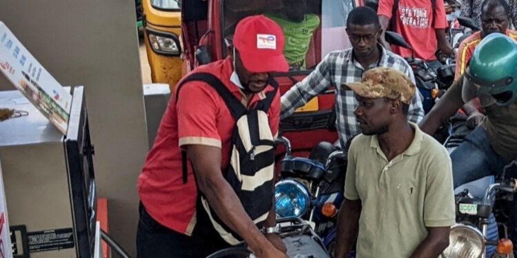 Guinée : Pas de “crise” de carburant à Conakry, mais des ruptures logistiques, affirme le gouvernement