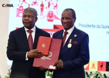 Angola : Alpha Condé reçoit la médaille d’honneur