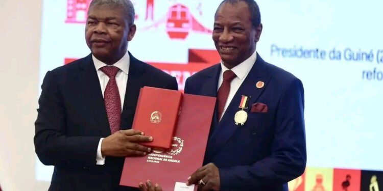 Angola : Alpha Condé reçoit la médaille d’honneur
