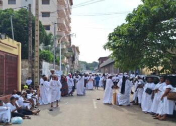 Présidentielle en Guinée : forte mobilisation de femmes devant la Cour suprême pour réclamer la candidature de Doumbouya