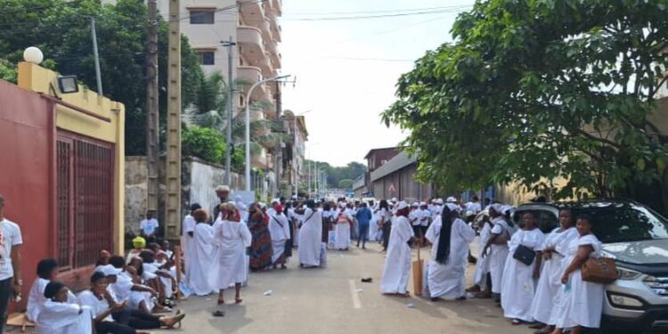Présidentielle en Guinée : des femmes devant la Cour suprême pour réclamer la candidature de Doumbouya