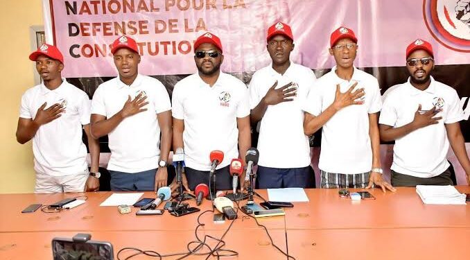 Guinée : le FNDC brandit l’alerte contre la candidature de Doumbouya