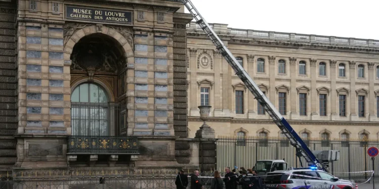 France : un Sénégalais connu des réseaux sociaux, suspecté dans le braquage du Louvre