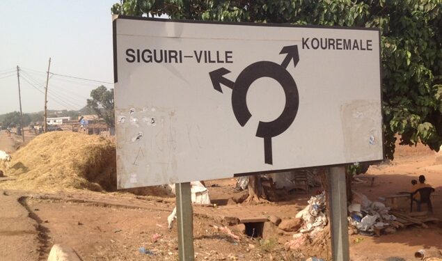 Siguiri face à la pénurie d’essence : l’huile d’arachide, solution de survie pour les moteurs