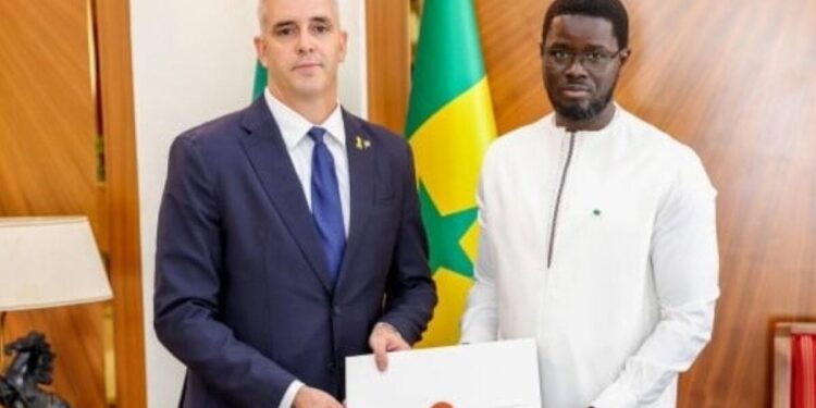 Chahut et controverse : l’ambassadeur d’Israël ciblé par des manifestants pro-palestiniens à Dakar !