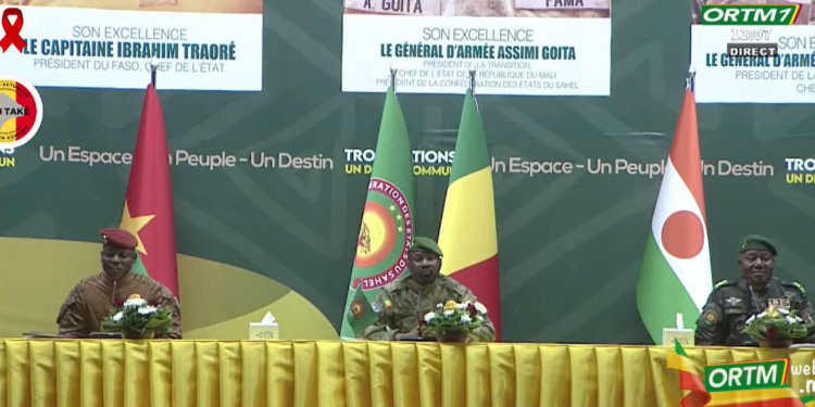 AES à Bamako : Ibrahim Traoré arrive enfin… et sauve la photo de famille !