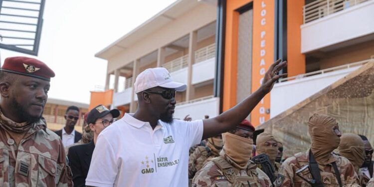 Guinée : Mamadi Doumbouya promet un « raz-de-marée scolaire » avec cent écoles… un défi colossal pour le pays