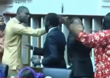 « Œil pour œil, dent pour dent » : une confrontation verbale entre majorité et opposition dégénère à l’Assemblée nationale