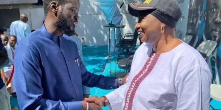 Sénégal : la coalition au pouvoir revendique une victoire politique pour Diomaye Faye après la baisse des prix du carburant