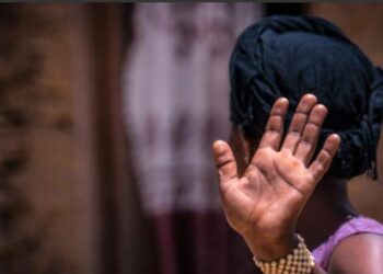 Une ruse fatale évitée : une fillette de 13 ans déjoue un piège sexuel organisé